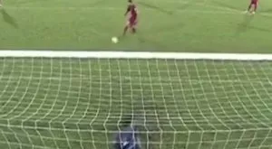 ВИДЕО: Свириха скандална дузпа в края, а потърпевшият отбор направи нещо невиждано