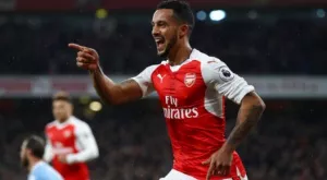 Легенда на клуба: Уолкът, спасявай се от Арсенал!