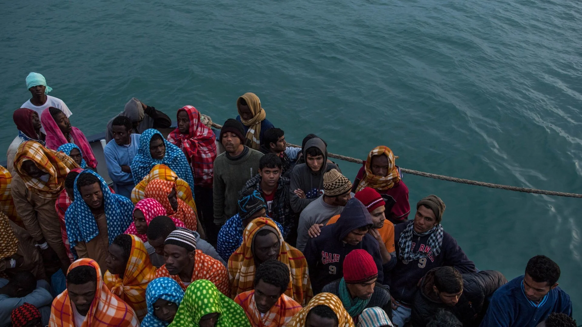 В потъваща лодка: Турция спаси 139 мигранти (ВИДЕО)