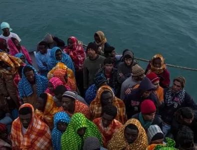 В потъваща лодка: Турция спаси 139 мигранти (ВИДЕО)