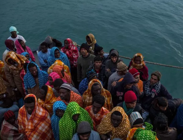 97 мигранти са в неизвестност след инцидент с лодка край Либия