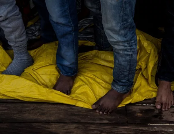 Откриха 11 загинали в претъпкан сал с мигранти край Либия