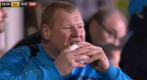 Проблеми за вратаря-поничка след изядения пай