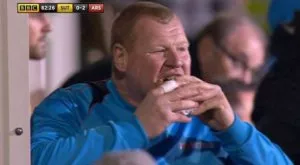 Сътън сложи на вратата защитник, след като изгони вратаря-поничка