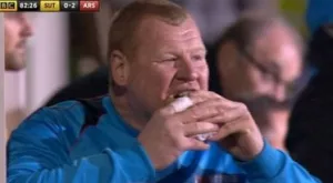 Наказаха вратаря, който яде пай по време на мач