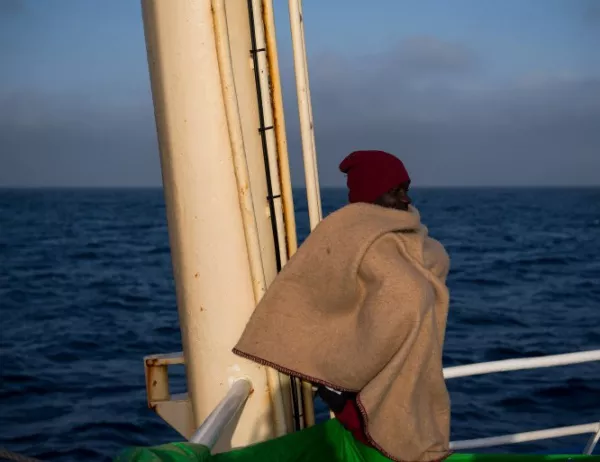 Мигранти плават към Европа, въпреки че идва зима