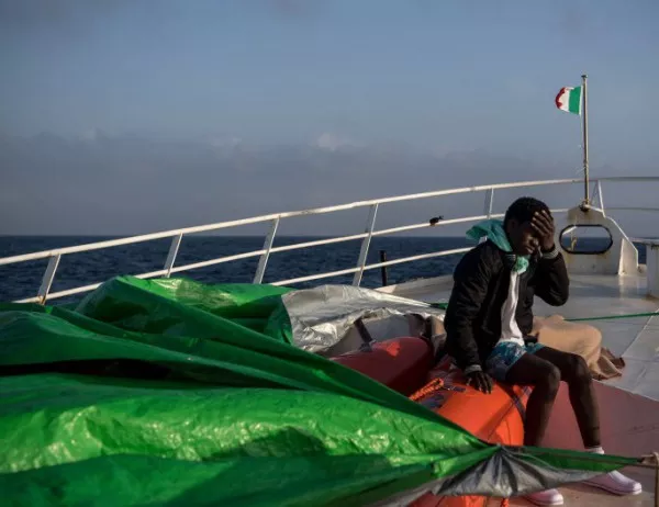 Засега Италия оставя отворени пристанищата си за кораби с мигранти