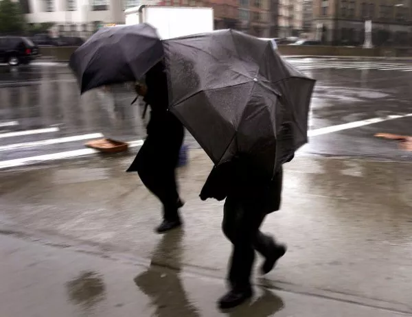 Жълт код за обилни валежи от дъжд е в сила за 18 области 
