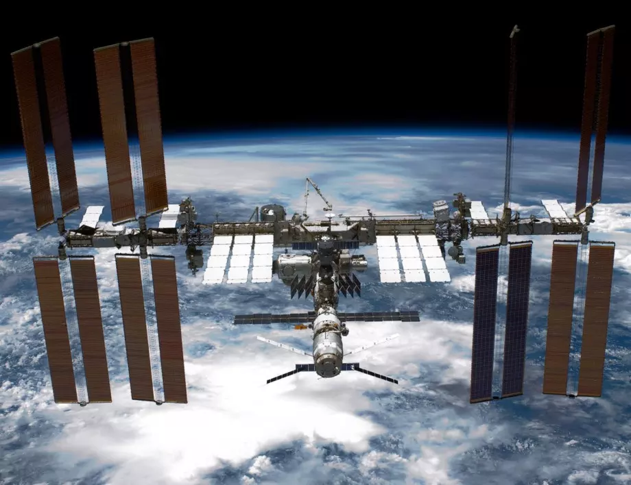 В руския модул на МКС търсят източника на токсичния бензол