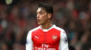 Манчестър Юнайтед не е влизал в контакт с Йозил