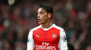 Арсенал с последен опит да накара Йозил да преподпише