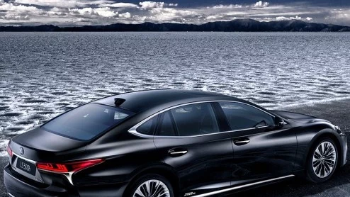 Lexus хвърля луксозен хибрид срещу S-Class на Mercedes-Benz