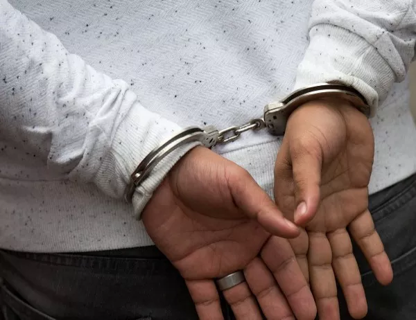Задържаха 40-годишен мъж за блудство с 12-годишната си дъщеря
