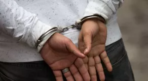 Издирват 22-годишен футболист заради побой пред дискотека