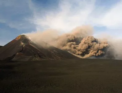 Уникално шоу на живо: Най-големият вулкан в Европа изригва (ВИДЕО)