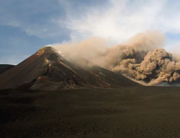 Вулканът Етна изригна, затвориха летището в Катания