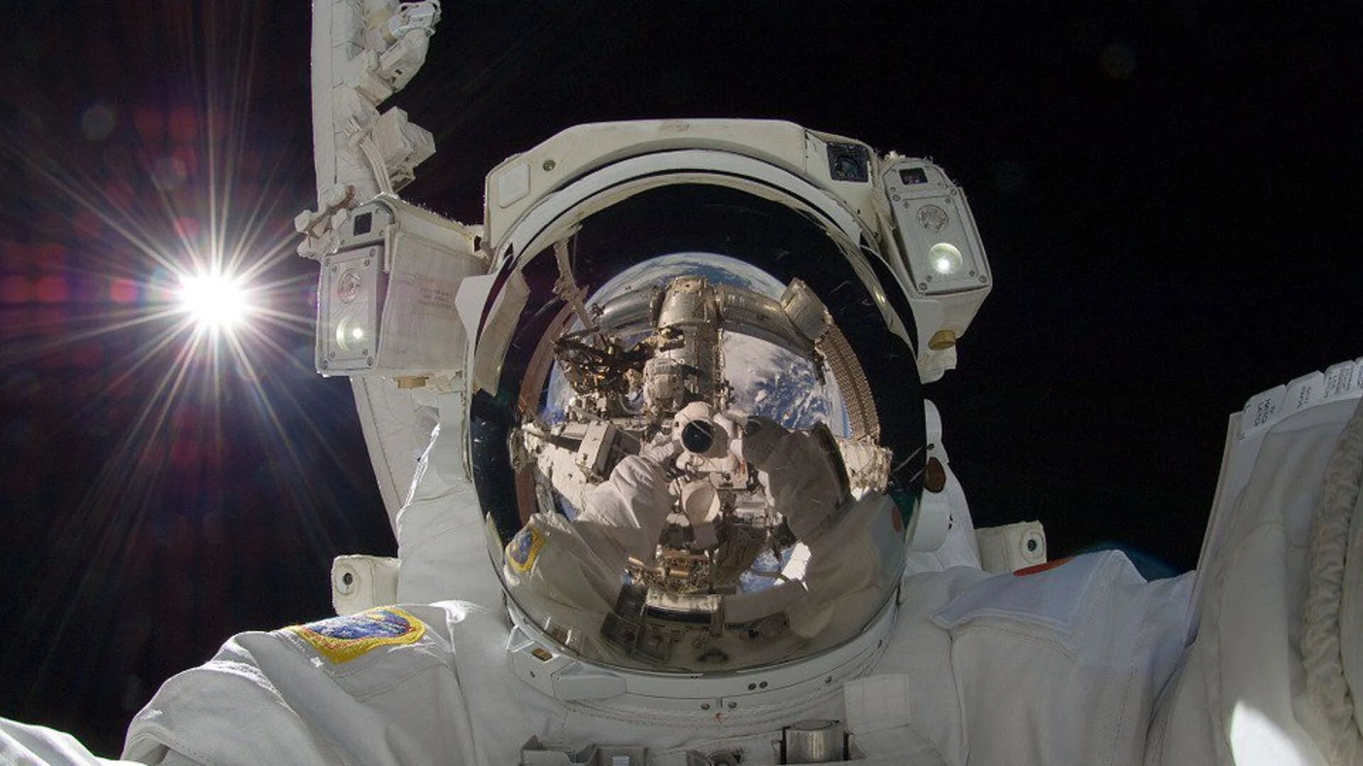 Тайната зад "плуването" на астронавтите в космоса