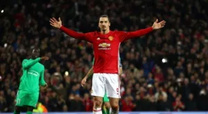 Златан на крака в съблекалнята на Джошуа, позира с поясите на британеца (СНИМКИ)