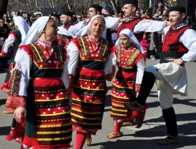 Призив от Враца: Всяка неделя на хоро на мегдана, не във Facebook