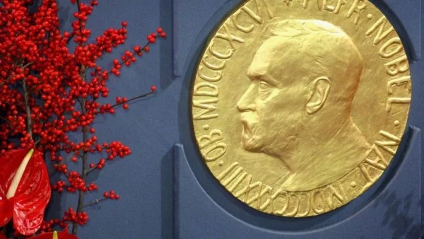 Трима учени си поделят тазгодишината Нобелова награда за физика