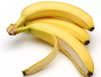Защо много градинари поливат с разтвор от бананови кори?