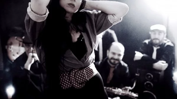 Amy Winehouse оживява на сцената на *Mixtape 5* на 1 април!