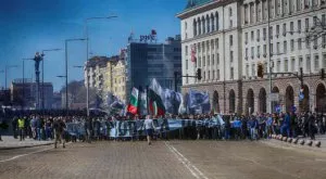 Шествията на "сини" и "червени" блокират София (всичко за организацията)