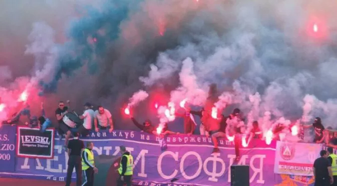 Поне 20 000 идват на "Васил Левски" за Левски - ЦСКА