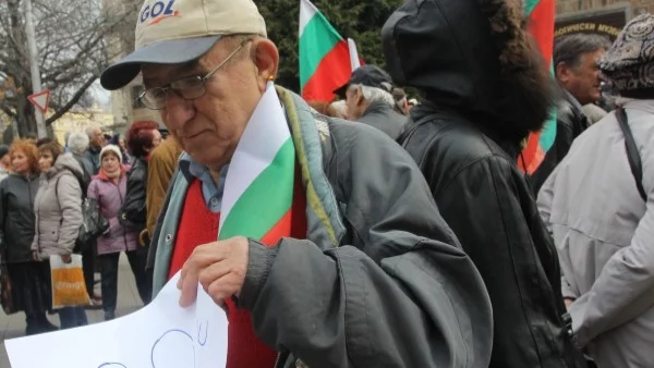 Пенсионери излязоха спонтанно пред НС, готвят национален протест