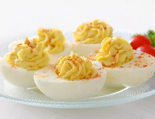 Класически пълнени яйца от съпругата на Джон Леджънд