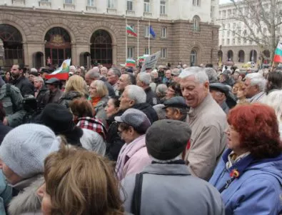 Пенсионери протестираха пред президентството за увеличаване на пенсиите