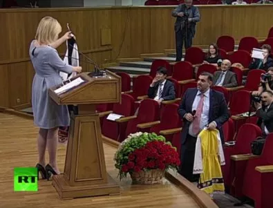 Говорителката на МВнР на Русия получи българска носия за 8 март (Видео)