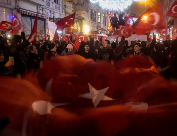 Анкара обяви, че не иска холандския посланик, турци в Ротердам влязоха в сблъсъци с полицията