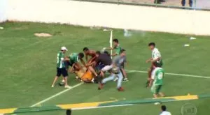 ВИДЕО: Няма такъв побой! Играчите се хванаха за гушите, а феновете ги последваха