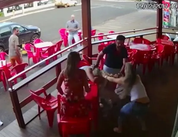 Жена набива мъжа си и любовницата му (Видео)