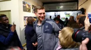 Фен на Арсенал прецака Мертезакер, защитникът се ядоса (ВИДЕО)