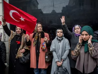 Турската версия: Протестирайте си, не ни пречите*