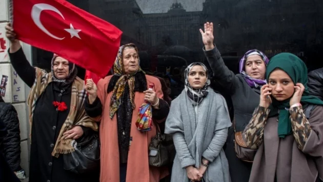 Турската версия: Протестирайте си, не ни пречите*