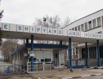 Работниците от Русенска корабостроителница излязоха на мълчалив протест