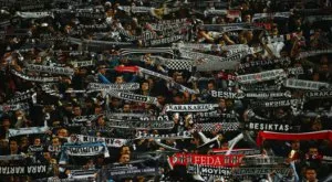 Как празнуват феновете на Бешикташ 4-я гол във вратата на Олимпиакос (ВИДЕО)