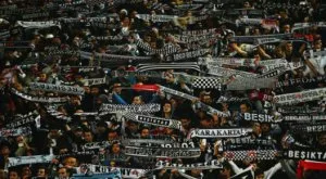 Фенове на Лион и Бешикташ нахлуха на терена, забавиха началото на мача (ВИДЕО)