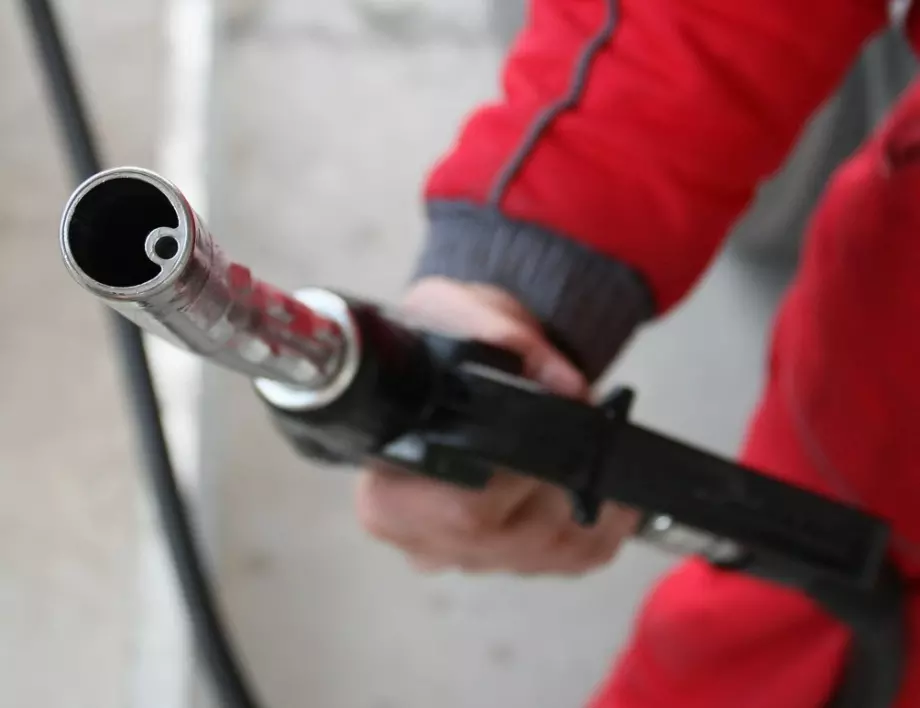 Бензинът и дизелът поевтиняват - докъде може да стигне цената?