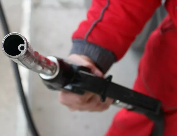 Бензинът поевтинява, от ГЕРБ признаха, че за екоколите ще се плаща "съвсем леко по-малко"