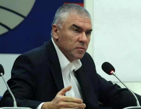 Марешки поиска оставката на Каракачанов