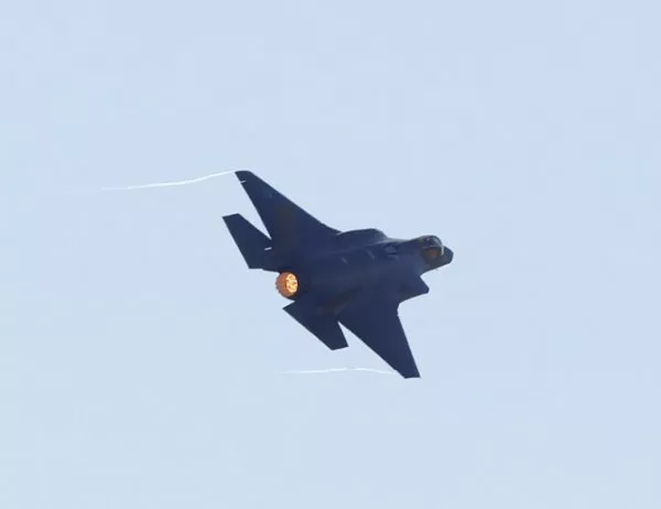 МО се отказа от F-16, ще преговаря за "Грипен" и "Еврофайтър"