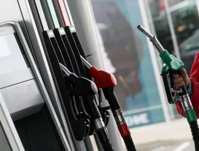 Цената на петрола тръгна надолу, но почна да се стабилизира, бензинът и дизелът у нас поевтиняват