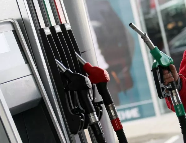 Защо няма картел на пазара на горива - цените на таблата на бензиностанциите не били крайни