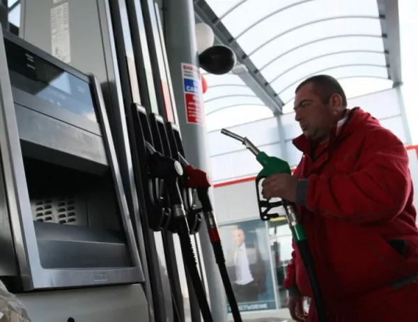 Brent-ът поевтиня рекордно, цената на бензин А95 също продължава да пада