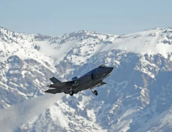 Американски сенатори предложиха блокиране на доставката на изтребители F-35 за Турция