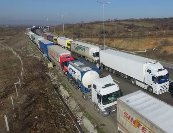 15 км опашка на границата с Турция, магистралата се превърна в сметище